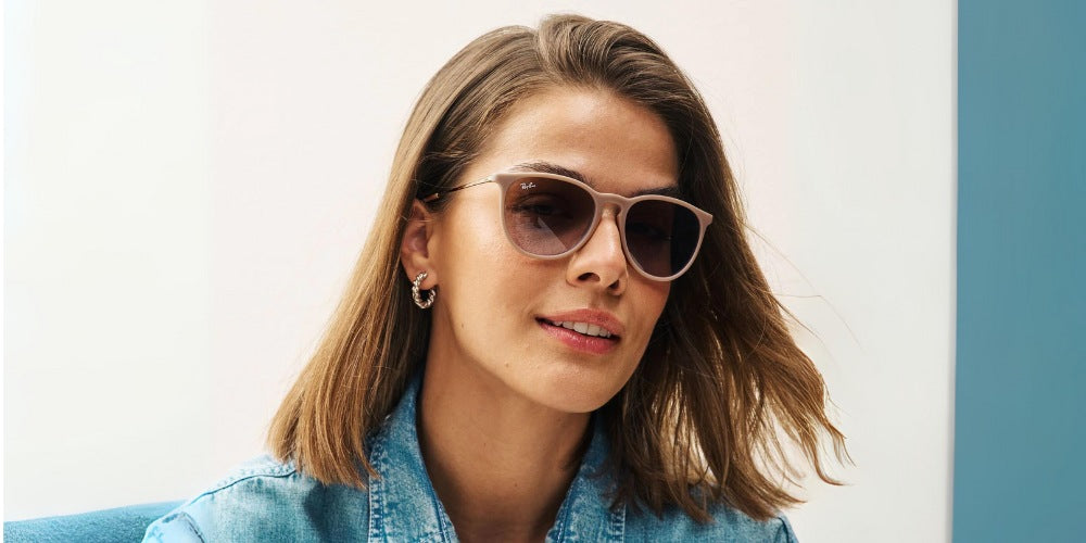 une femme portant des Lunettes de soleil Ray Ban Erika