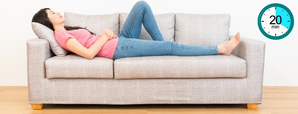 une jeune femme faisant une sieste de 20 minutes sur le canapé
