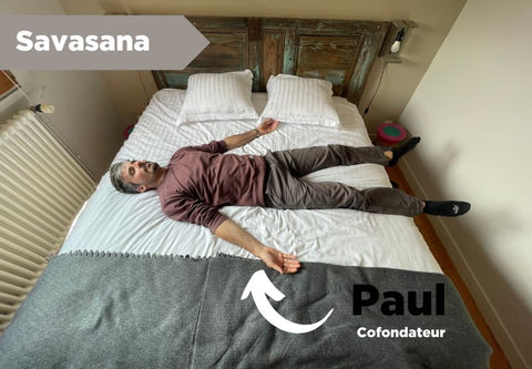 Paul notre cofondateur nous montre la posture Savasana