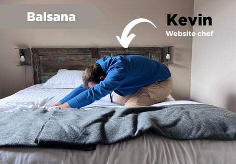 Kevin, unser Website-Manager, zeigt die Balsana-Haltung