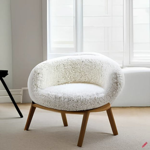 fauteuil bouclette blanc et bois clair dessin semi circulaire 