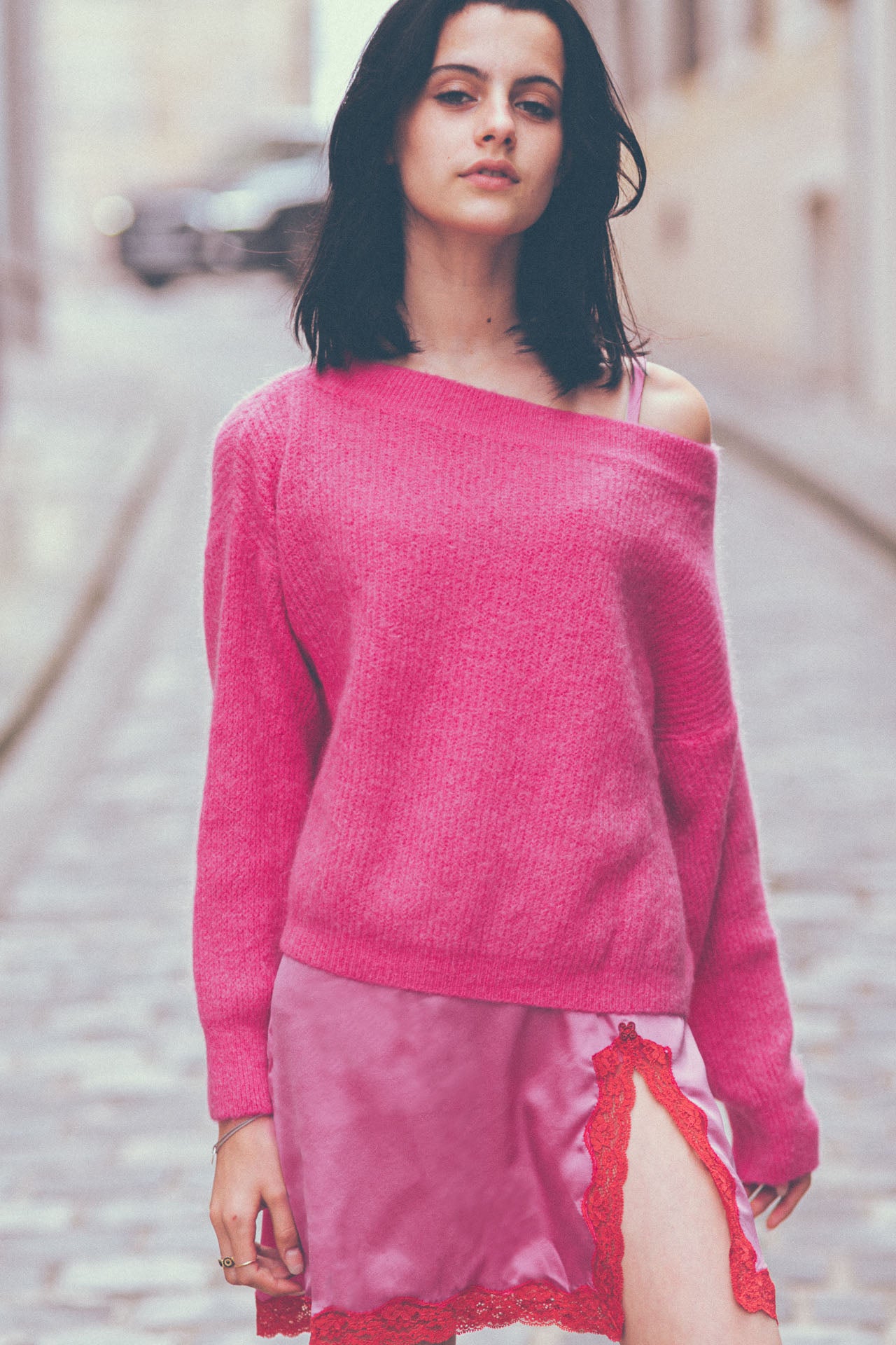 Combinette en soie avec pull mohair hot pink