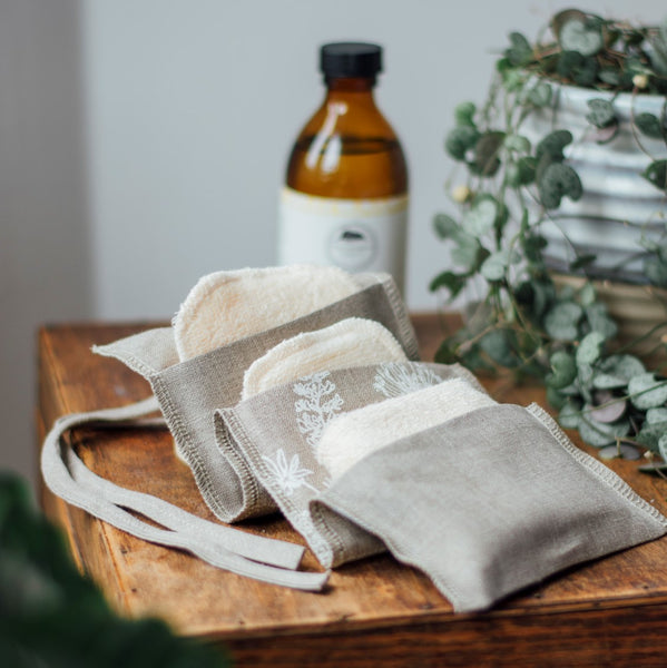 Facial Wipes Kit includes 6 reusable bamboo makeup pads and a face cloth inside a handy 100% linen pouch