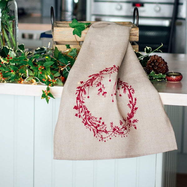 https://cdn.shopify.com/s/files/1/0374/4874/5004/products/Helen-Round-Linen-Tea-Towel-natural-Wreath-Christmas-Collection-234903_600x600.jpg?v=1665502904