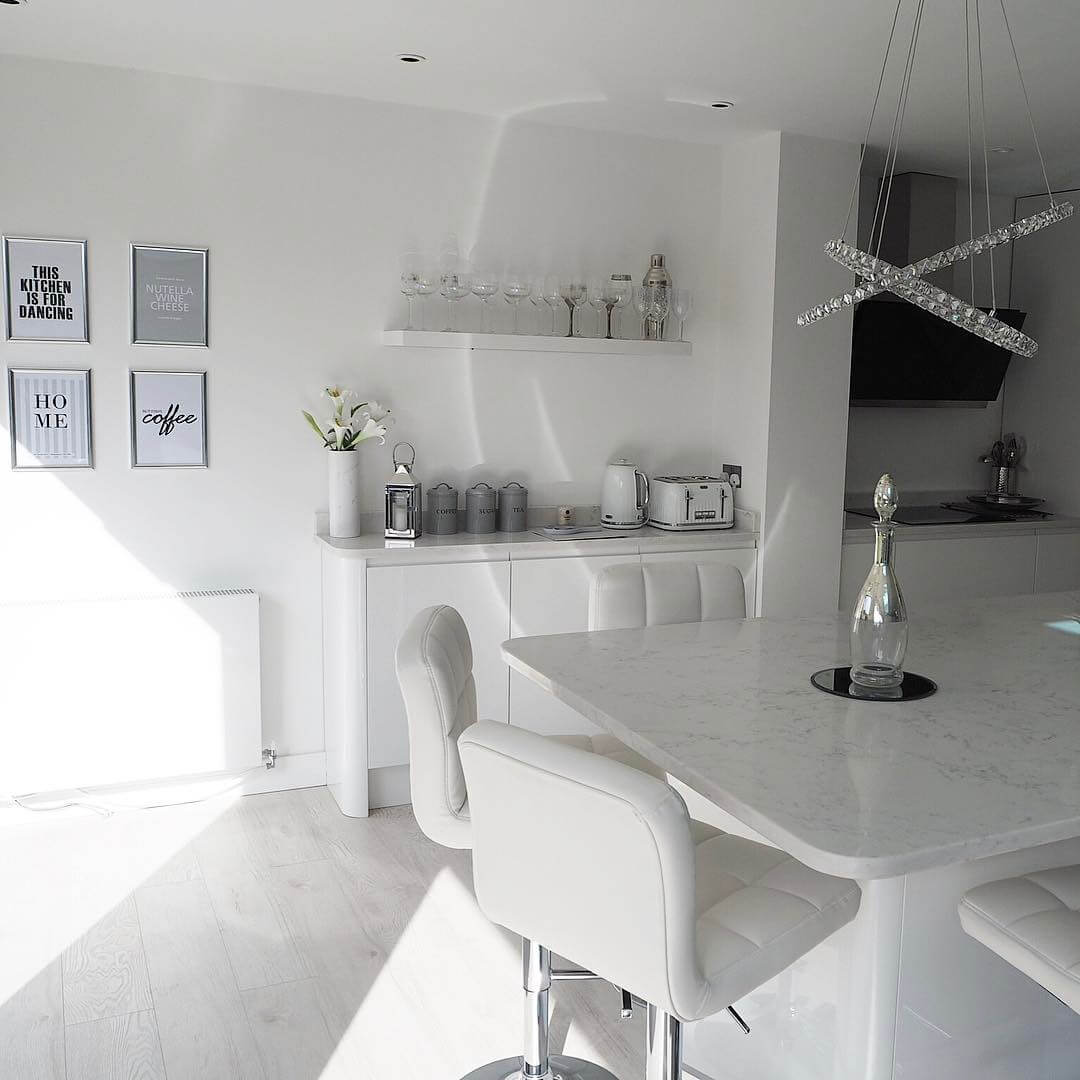 Check out the tour of this white,bright and contemporary modern kitchen