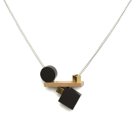 Ketting play met hout en goud van Turina Jewelry verkrijgbaar in de winkel van Kunst Centrum Haarlem