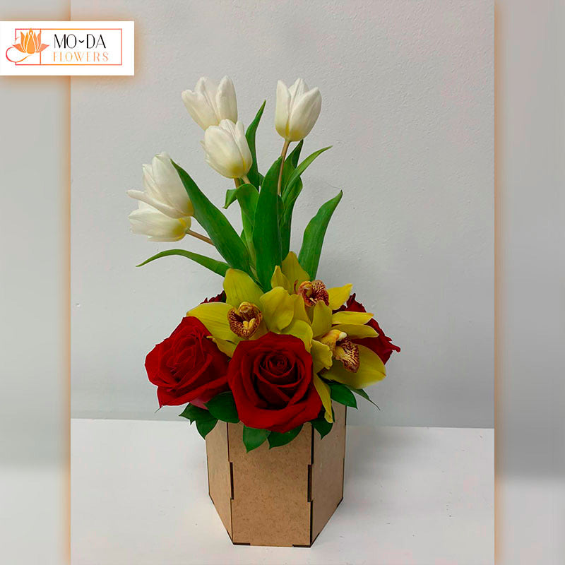 Arreglo con tulipanes cymbidium y rosas base hexagonal med – Moda Flowers