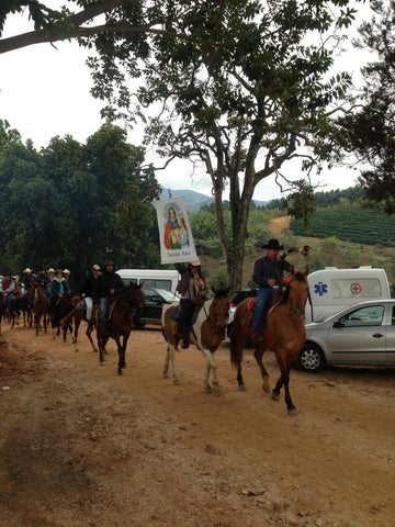 horse procession arriving at farm 2014