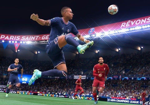 FIFA 22 Gameplay: Mbappé ontvangt de bal