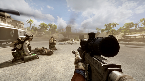 une perspective à la première personne dans Battlefield 3 en tenant un fusil.