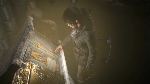 Lara leyendo un texto antiguo y está a punto de salvar el juego.