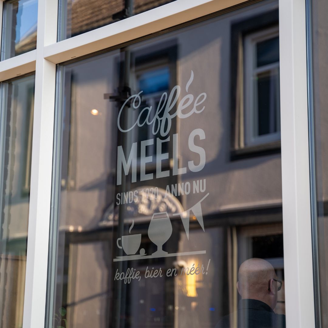 Raamdecoratie Caffée Meels