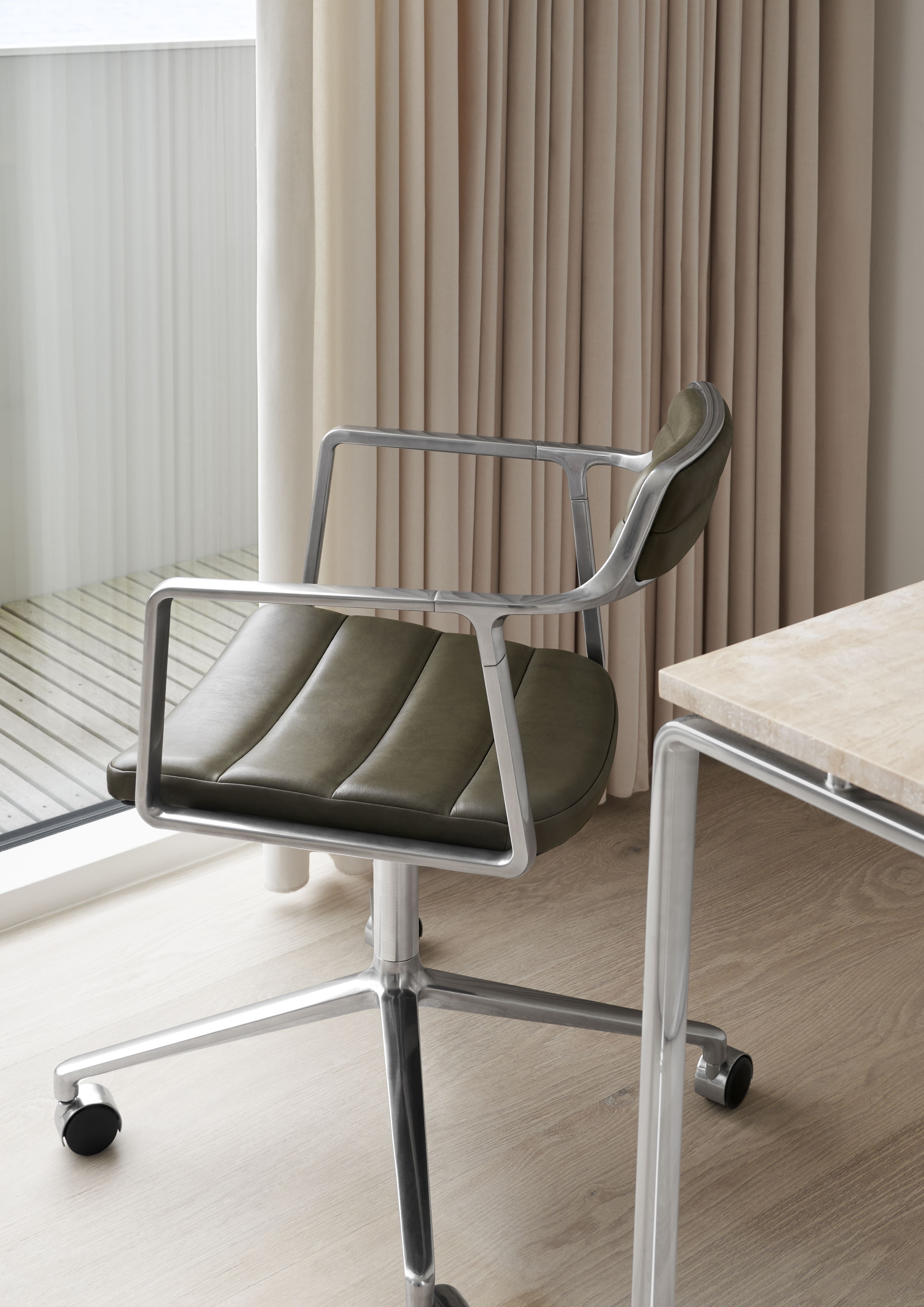 452 Swivel Chair With Castors, Polished Aluminium/Bosco Green Lea
