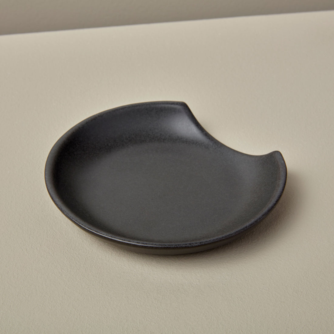https://cdn.shopify.com/s/files/1/0376/0920/9900/products/Be-Home_stoneware-spoon-rest-black_52-161.jpg?v=1606158078&width=1100