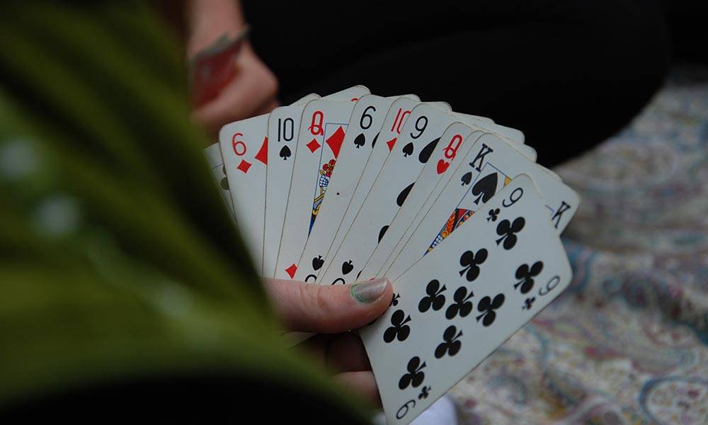 21 Ways to Fill in Time While Waiting at An Airport, Zoomlite Blog - Play Cards