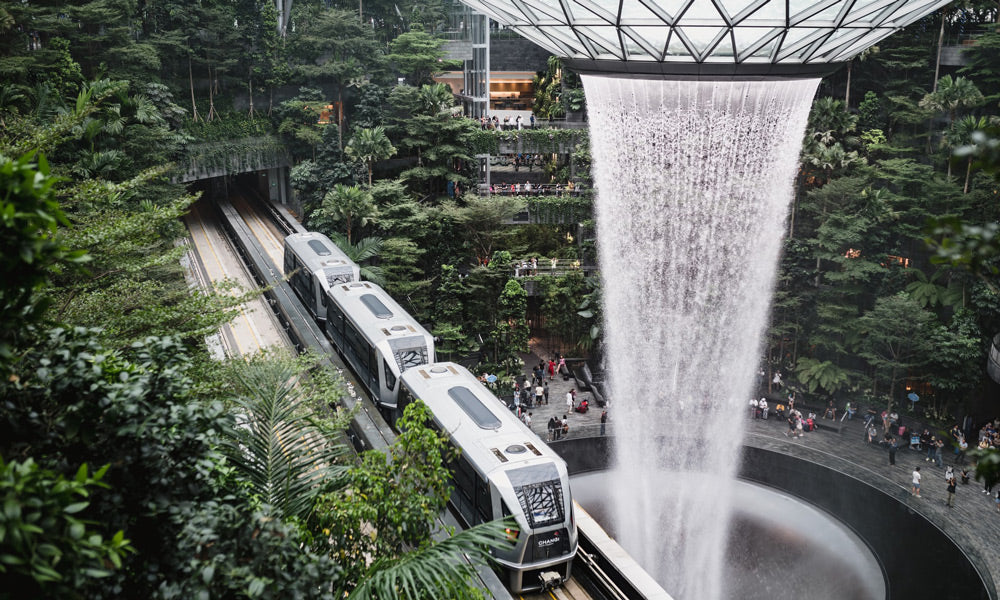 Singapore Airport - Filling In Time - Zoomlite