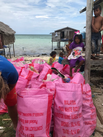 Säcke voller Müll und Plastik am Strand