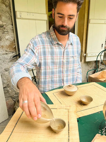 préparation d'un thé blanc à la plantation de thé dans les Pyrénées