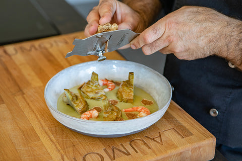 Receta con trufa blanca, alcachofa y gambas