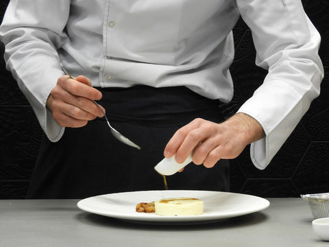 Cheesecake al vapor trufado con helado de avellana y peras escalivadas