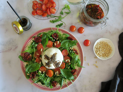 Salade de Burrata aux pignons et perles de truffe noire