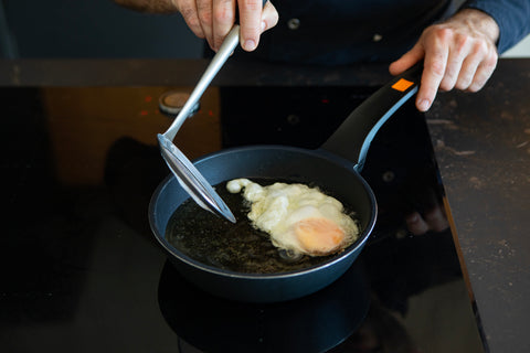 Receta con huevos fritos y trufa blanca