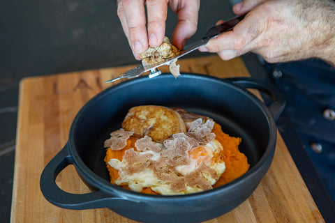 Receta con huevos fritos y trufa blanca