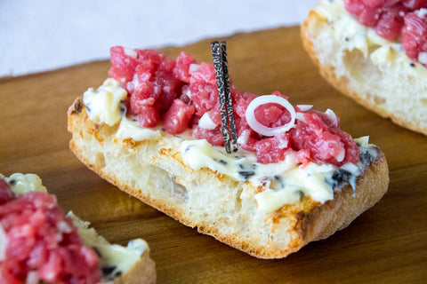 Tartar de ternera con mantequilla trufada