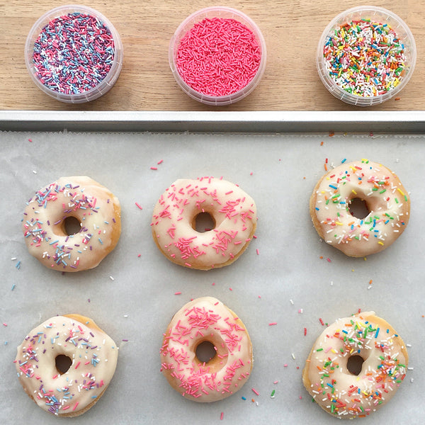 Zelf versierde doughnuts