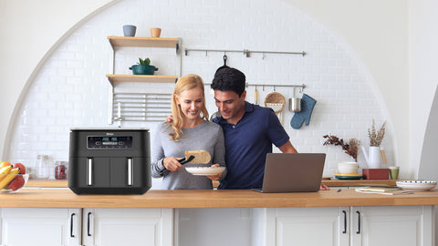 couple-cooking-their-food-while-doing-other-things-with-the-ninja-dual-zone-air-fryer-concepstory-concepstore-blog