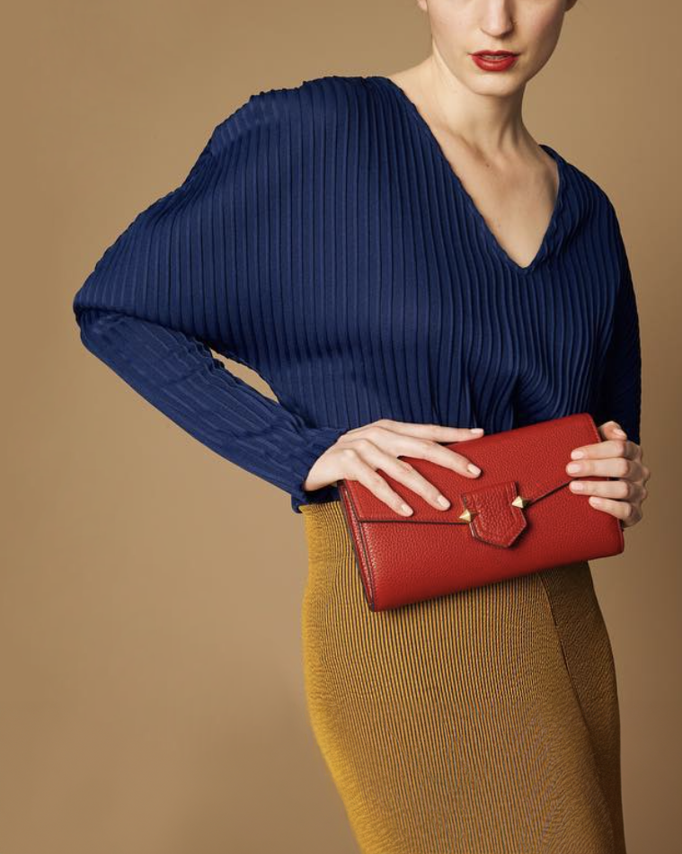 Sevre_Clutch_Wearing_Red2_750x950.png__PID:535371ef-327c-4b05-9e49-06f65a1dc696