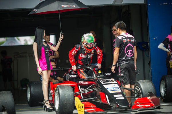 Oloi/BlackArts Racing crew prepare the red F3 car for its race