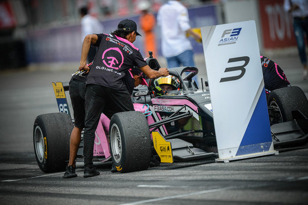 Oloi/BlackArts Racing technician tends to the pink Oloi F3 car between races