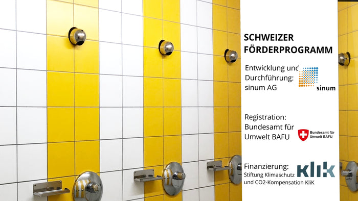 Piscine couverte avec des carreaux jaunes et blancs et des douches à économie d'énergie de AquaClic, ensemble
