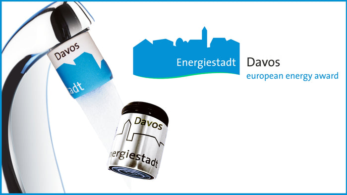 Wasserhahn mit Energiestadt-Clic im Design Energiestadt, in blau und in Edelstahl
