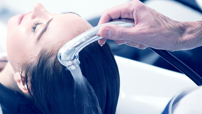 Haare ausspülen mit mehr Zeit und weniger Wasser