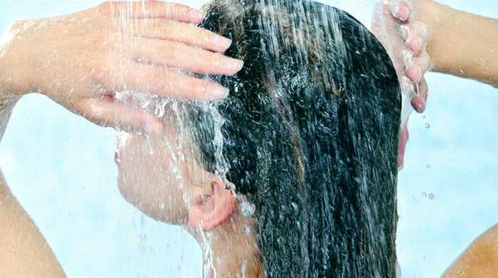 für Hotelgäste ist maximaler Komfort das Wichtigste: Junge Frau wäscht sich die Haare