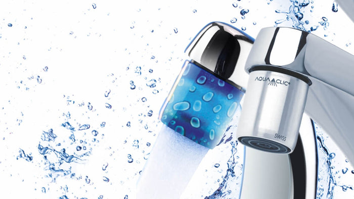deux robinets avec AquaClic en couleur et en acier inoxydable Raindrops et Pur