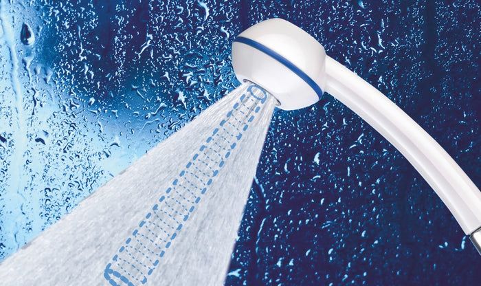 Pomme de douche Swiss­Clima blanche de profil avec Jet d'eaucolonne d'air ; fond bleu en forme de goutte.