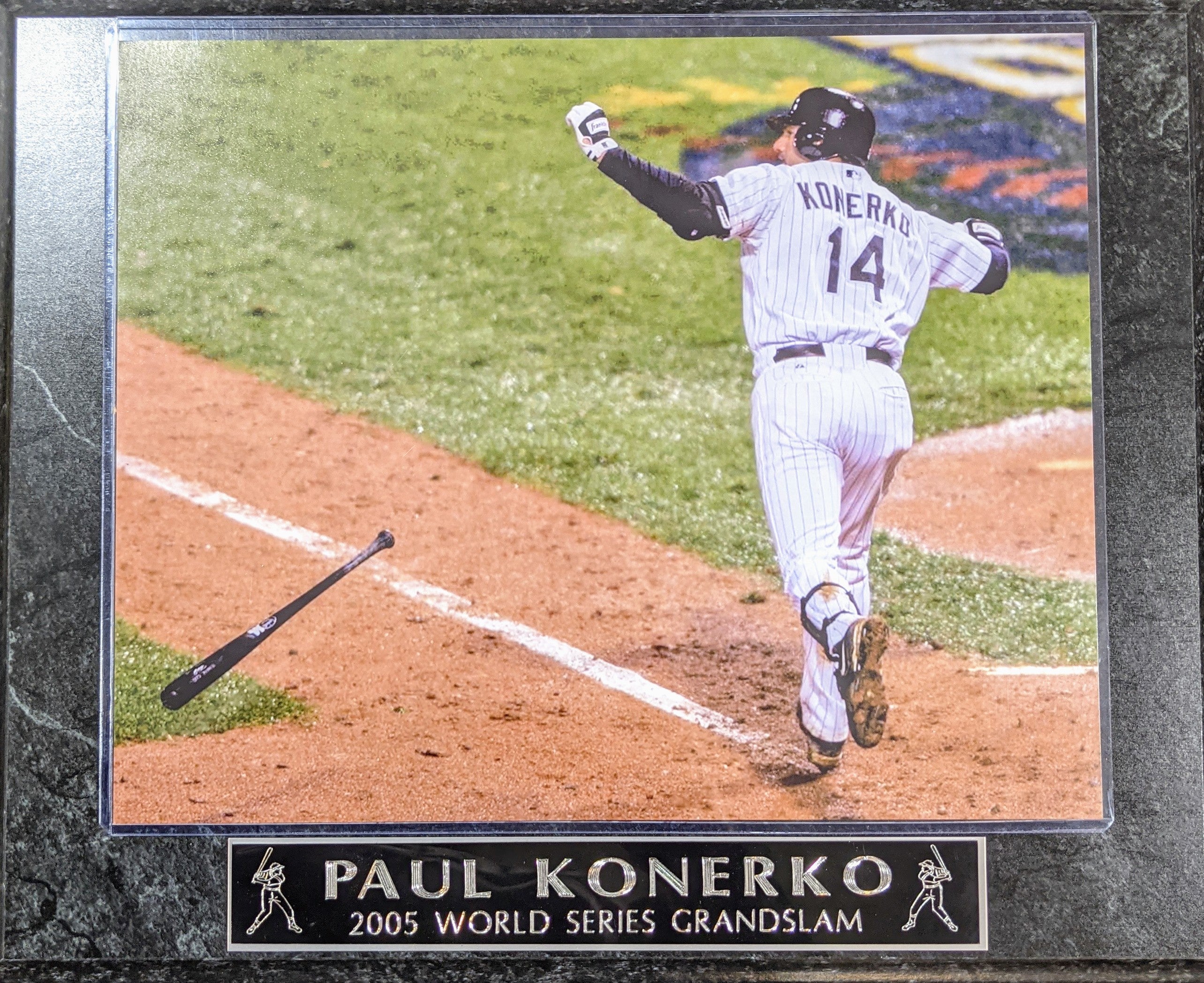 2005 WS Gm2: Paul Konerko belts grand slam 