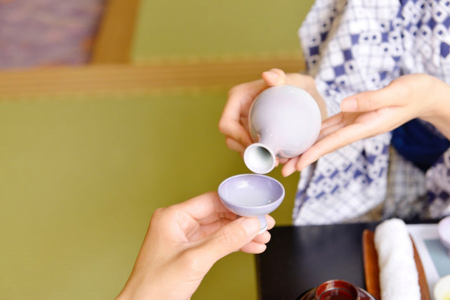 sake pouring etiquette. Murasaki Cosmetic Blog. Skincare benefits of Sake. Japanese cosmetic and skincare shop Europe