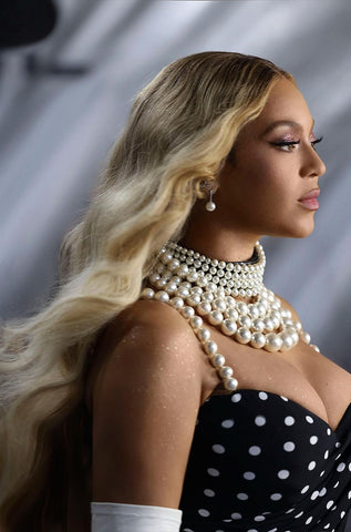 Beyonce rocking long, wavy, blonde curls