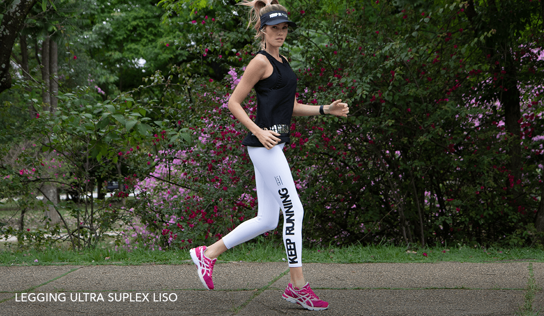 mujer con legging corriendo por pendiente