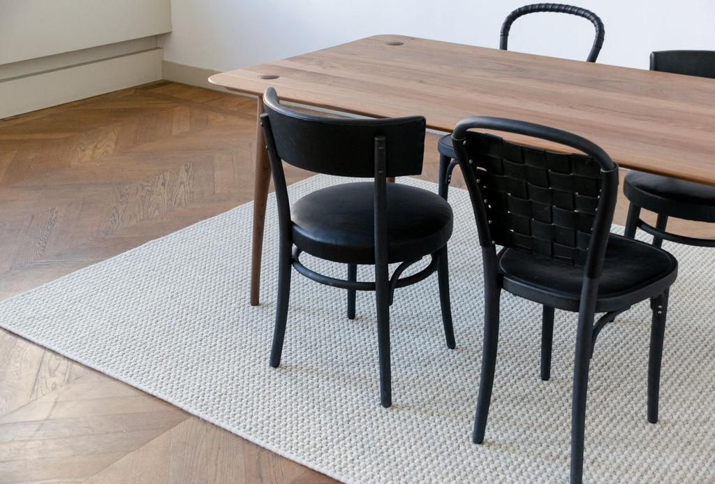 Hoe leg je een vloerkleed een tafel? – Wool & Wire