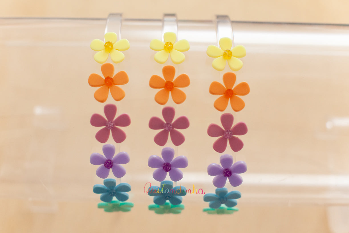 Tiara em acrílico: Flores Margaridas coloridas candy – Quitandinha Baby