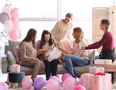 Babyparty mit bestickten Handtüchern zur Geburt