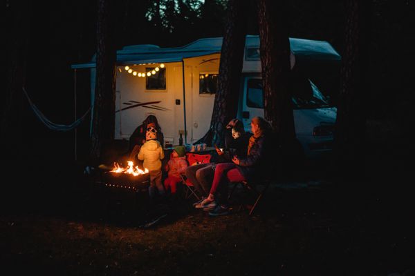 Camping Wohnmobil mit Decken für den Abend