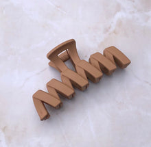 Load image into Gallery viewer, Zig Zag Claw Clip - Chocolate
