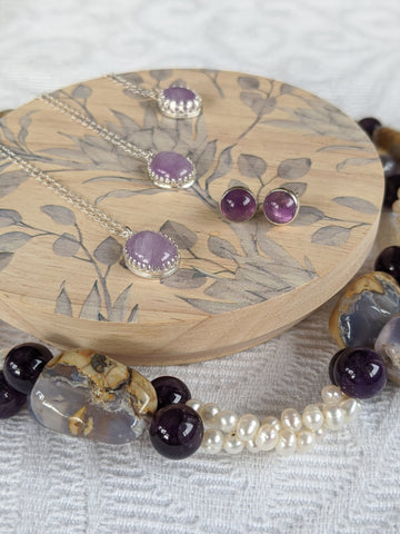 The chalcedony, amethyst and pearl necklace