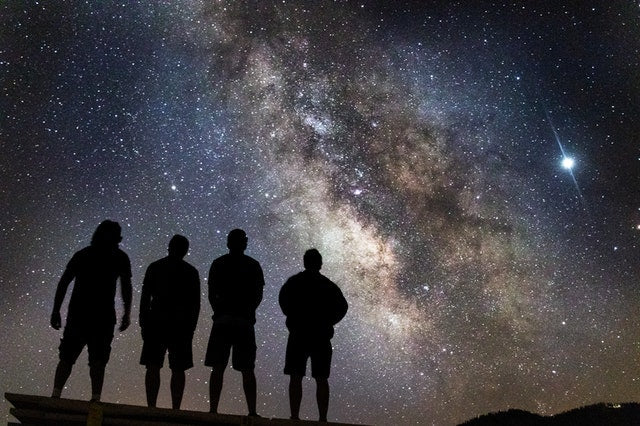 Freunde beobachten Sternen und Sternbilder